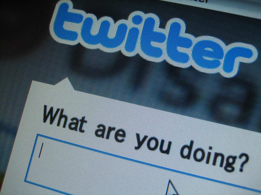 Why B2B brands shouldn't schedule tweets image