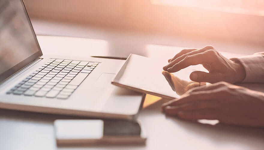 Fewer UK professionals opening emails compared to last year image