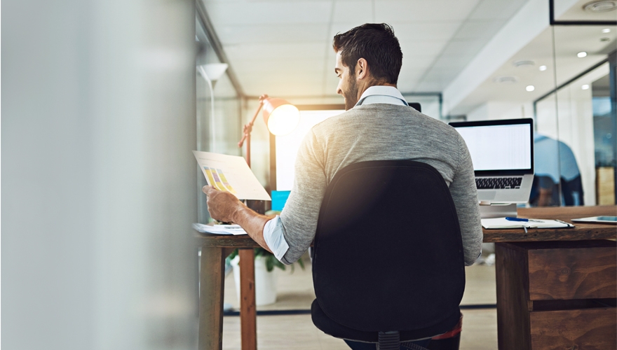 man looking at reports realising that product information is the main cause for lost revenue around B2B launches